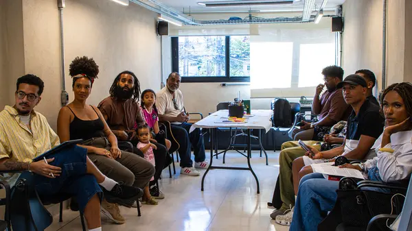 Pessoas sentadas em roda na sala da oficina
