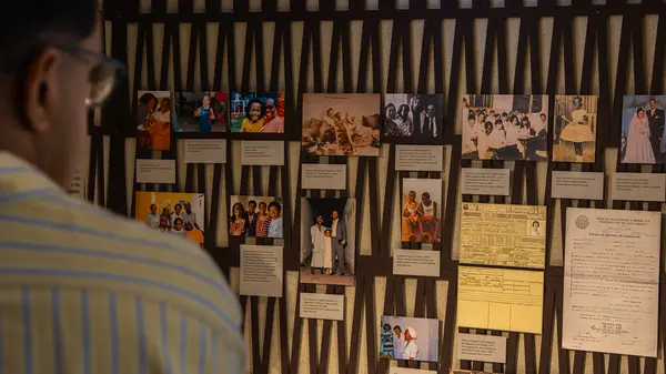 Parede com fotografias e documentos de memória