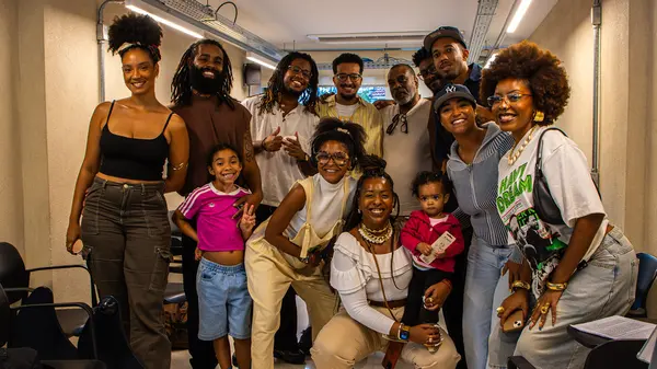 Turma do bambula.lab reunida e sorrindo, com crianças na frente
